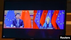 El presidente chino, Xi Jinping, y la presidenta de la Comisión Europea, Ursula von der Leyen, son vistos por videoconferencia durante una cumbre de la UE con China en el edificio del Consejo Europeo en Bruselas, Bélgica, el 1 de abril de 2022.