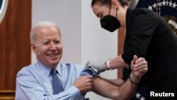 El presidente de los EE. UU., Joe Biden, recibe una segunda vacuna de refuerzo contra la enfermedad del coranavirus (COVID-19) en Washington DC, el 30 de marzo de 2022.