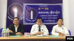 រូប​ឯកសារ៖ មន្ត្រី​ជាន់ខ្ពស់​របស់​គណបក្ស​ភ្លើង​ទៀន ធ្វើ​សន្និសីទ​សារព័ត៌មាន​នៅ​ការិយាល័យ​កណ្តាល​របស់​គណបក្ស​ភ្លើង​ទៀន ក្នុង​ខណ្ឌ​សែនសុខ រាជធានី​ភ្នំពេញ ថ្ងៃទី០៤ ខែមេសា ឆ្នាំ ២០២២ ។ (លាស់ លីបលីប/វីអូអេ)