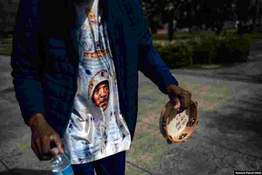 Daryl Montana, à Congo Square, devant la statue de son père Chef Allison "Toonies" Montana, à la Nouvelle Orléans, le 24 mars 2022. (VOA/Nastasia Peteuil)
