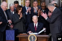 拜登总统在白宫大院内的艾森奥威尔行政楼签署《2022年综合拨款法》。(2022年3月15日)