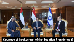 شیخ محمد بن زائد آل نهیان حاکم ابوظبی و ولیعهد امارات، عبدالفتاح السیسی رئیس جمهوری مصر، و نفتالی بنت نخست‌وزیر اسرائیل؛ شرم‌الشیخ، مصر. سه‌شنبه ٢٢ مارس ٢٠٢٢