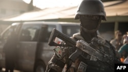 "Une vingtaine de combattants (du MSA) et une quarantaine de civils" ont été tués dans ces incidents, a déclaré un responsable du Mouvement pour le salut de l'Azawad, issu de l'ex-rébellion principalement touareg.