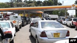 Dans de nombreux endroits, les clients se voient proposer une quantité d'essence limitée, parfois après des heures d'attente.