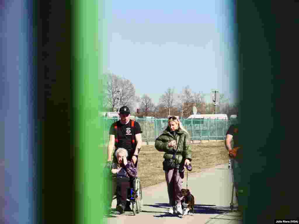 Refugiadas a punto de cruzar el paso fronterizo para llegar a Polonia, país que ha acogido a más de 2,3 millones de refugiados ucranianos desde que empezó el conflicto armado.