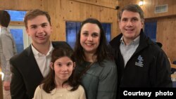 安吉麗娜和哈茲菲爾德一家（來源：2feetin.org)