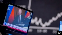 Germaniyaning Frankfurt shahridagi ekranlarda, 25-fevral, 2022 