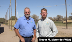 John Getto na mtoto wake Myles Getto wakiwa katika eneo la biashara Fallon, Nevada, Oct. 2021.