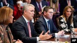 2022年3月10日，哥倫比亞總統杜克在白宮與美國總統拜登會晤時發言。 （美聯社）