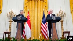 ប្រធានាធិបតី​សហរដ្ឋ​អាមេរិក លោក Joe Biden (ស្ដាំ) ថ្លែង​សុន្ទរកថា​ជាមួយ​នឹង​នាយករដ្ឋមន្ត្រី​សិង្ហបុរី លោក Lee Hsien Loong នៅ​សេតវិមាន រដ្ឋធានី​វ៉ាស៊ីនតោន ថ្ងៃទិ២៩ ខែមីនា ឆ្នាំ២០២២។ (AP Photo/Patrick Semansky)