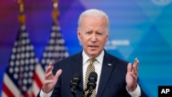 El presidente Joe Biden habla sobre la asistencia de seguridad adicional que su administración brindará a Ucrania, en el South Court Auditorium del campus de la Casa Blanca en Washington, el 16 de marzo de 2022.
