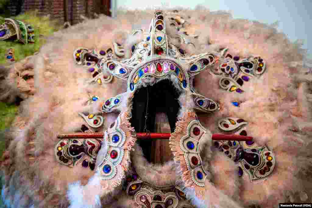 Des costumes de mardi gras, à la Nouvelle Orléans, le 24 mars 2022. (VOA/Nastasia Peteuil)