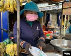 អ្នកស្រី​ សុខ ពៅ អ្នក​លក់​ចេក​ចៀន និង​ប្រហិត​ចៀន នៅ​សង្កាត់ផ្សារ​ថ្មី​១ ខណ្ឌ​ដូនពេញ ប្រាប់ VOA អំពីផល​ប៉ះពាល់​ដោយសារ​សាំង​ឡើង​ថ្លៃ​ នៅ​ថ្ងៃ​ទី​១០ ខែមីនា ឆ្នាំ​២០២២។ (កាន់ វិច្ឆិកា/វីអូអេ)