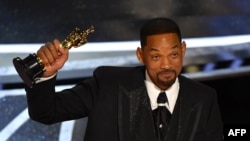El actor Will Smith acepta el premio a Mejor Actor Protagonista por 'King Richard', en la 94ª entrega de los Oscar en el Dolby Theatre de Hollywood, California, el 27 de marzo de 2022.