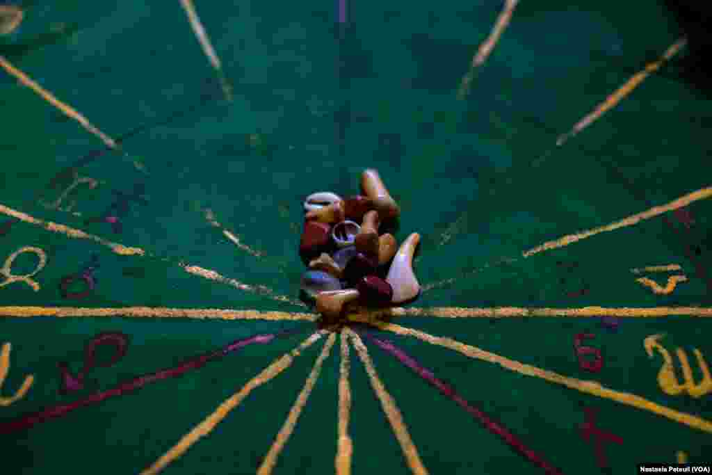 Lecture d'os africain dans le temple vaudou, dans le French Quarter, à la Nouvelle Orléans, le 25 mars 2022. (VOA/Nastasia Peteuil)