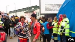 Kamp na poljsko-ukrajinskoj granici izgleda kao lokalni vašar ukršten sa cirkusom kakav nastane oko rok festivala. Razlika je u tome što niko ništa ne prodaje nego se sve poklanja - uključujući i zabavu za izbegličku decu.