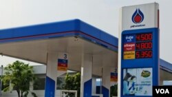 តម្លៃ​ប្រេង​សាំង​នៅ​ស្ថានីយ៍​ប្រេង​ឥន្ធនៈ PTT ក្នុង​ខណ្ឌ​ជ្រោយ​ចង្វារ រាជធានី​ភ្នំពេញ នា​ថ្ងៃ​ទី​១១ ខែ​មីនា ឆ្នាំ​២០២២។ (កាន់ វិច្ឆិកា/វីអូអេ)