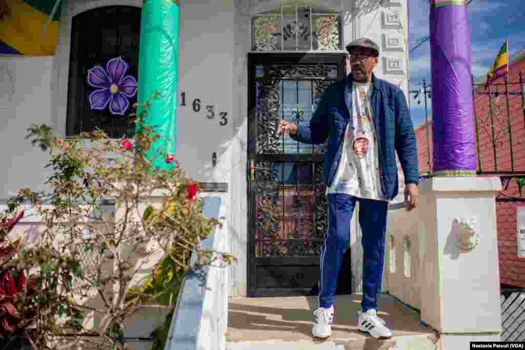 Daryl Montana, chez lui, entouré des costumes de mardi gras, à la Nouvelle Orléans, le 24 mars 2022. (VOA/Nastasia Peteuil)