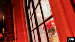 Vashingtondagi "Russia House" (Rus uyi) restoranining singan oynasi