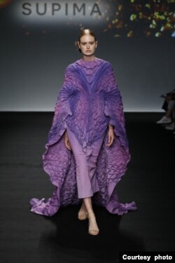 Seorang model mengenakan busana rancangan Illene Martoseno untuk kompetisi desain Supima, dalam peragaan busana di Pier59 Studios pada pekan mode New York, September 2019. (Foto: Courtesy of Supima)