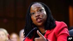 Jaji Ketanji Brown Jackson akijibu maswali mbele ya kamati ya seneti mjini Washington, March 22, 2022.