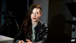 資料照片：為俄羅斯反腐基金會工作的鮑利納參加節目直播。（2016年3月16日）