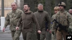 រូបឯកសារ៖ ប្រធានាធិបតី​អ៊ុយក្រែន​លោក Volodymyr Zelenskyy ដើរ​ទៅ​មន្ទីរពេទ្យ​ដើម្បី​សួរសុខទុក្ខ​អ្នកជំងឺ និង​បុគ្គលិក កាលពី​ថ្ងៃទី១៣ ខែមីនា ឆ្នាំ២០២២ ក្នុង​ទីក្រុង​កៀវ។