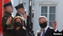 Віце-президентка США Камала Гарріс і президент Польщі Анджей Дуда у Варшаві 10 березня 2022 р.