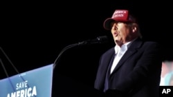 Bivši američki predsednik Donald Tramp govori na skupu u Južnoj Karolini (Foto: AP/Meg Kinnard)