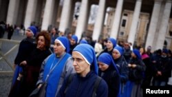 En Fotos | Fieles presentan sus respetos al difunto papa emérito Benedicto XVI