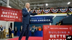 ARCHIVO - El presidente Joe Biden habla sobre creación de empleos y la economía en SK Siltron CSS, una fábrica de chips de computadora en Bay City, Michigan, en noviembre de 2022.