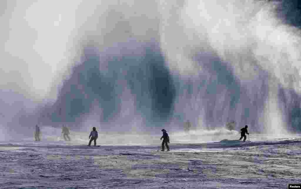 Esquiadores y snowboarders descienden por una pista en la estación de esquí de Shymbulak, a las afueras de Almaty, Kazajistán. REUTERS/Pavel Mikheyev.&nbsp;