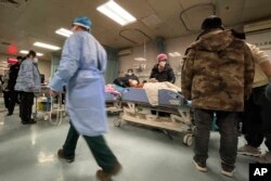 河北廊坊第四人民醫院的新冠病人在接受治療。（2022年12月22日）