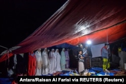 Warga yang mengungsi akibat gempa melakukan ibadah salat di dalam tenda darurat, di Cianjur, Jawa Barat, 24 November 2022 (Foto: Antara/Raisan Al Farisi via REUTERS)