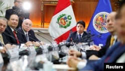 El presidente de Perú, Pedro Castillo, y Eladio Loizaga, representante del secretario general de la OEA (primero al fondo a la izquierda), asisten a una reunión en Lima, Perú, el 21 de noviembre de 2022.