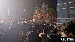 生产抗原检测试剂盒、全自动核酸提取仪等防疫产品的重庆大渡口中元汇吉药厂星期六（1月7日）出现数以百计的员工聚集在厂区游行抗议，一度警方发生冲突。