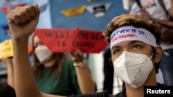 菲律宾人在中国驻马尼拉大使馆前示威。（路透社2022年7月12日）