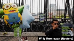 Seorang aktivis dalam protes setelah DPR menyetujui undang-undang pidana baru yang akan melarang seks di luar nikah, kumpul kebo antara pasangan yang belum menikah, menghina presiden, dan mengungkapkan pandangan yang bertentangan dengan ideologi nasional,