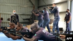 資料照 - 所羅門群島皇家警察力量發布的照片顯示中國警察聯絡組的警官正在培訓當地警察。