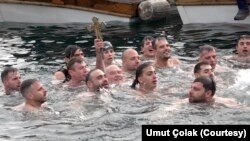 Her yıl 6 Ocak’ta deniz, göl ve nehirlere yakın olan Hristiyan Ortodoks kiliselerindeki cemaat ve ruhani temsilciler, ruhani lider tarafından suya atılan haçı almak için yarışıyor.