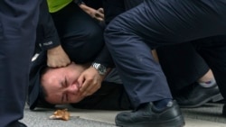 རྒྱ་ནག་ནང་གི་ངོ་རྒོལ་ལས་འགུལ་གྱིས་དམར་ཤོག་གཞུང་གི་རྫུན་སྒྲུང་གཏོར་བ། 