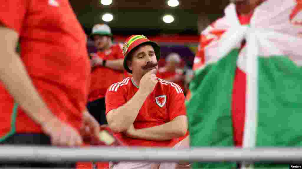 Un aficionado galés luce abatido tras el partido de Gales contra Inglaterra en el estadio&nbsp;Ahmad Bin Ali, Al Rayyan, Qatar, el 29 de noviembre de 2022.