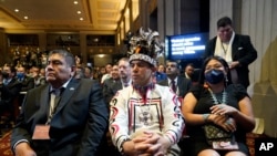 Qabilalar yetakchilari sammitda Prezident Jo Bayden nutqini tinglamoqda. Vashington shahri, 30-noyabr, 2022. 