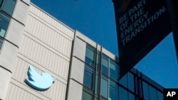 ARCHIVO - Un logo de Twitter cuelga afuera de las oficinas de la compañía en San Francisco el 1 de noviembre de 2022.