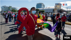 Personas marchan en el Día Mundial de Lucha contra el VIH en diciembre de 2021. Archivo VOA
