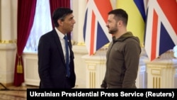 Waziri Mkuu wa Uingereza Rishi Sunak na Rais wa Ukraine Volodymyr Zelenskyy