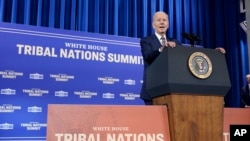 Prezident Jo Bayden qabilalar yetakchilariga murojaat qilmoqda. Vashington shahri, 30-noyabr, 2022.