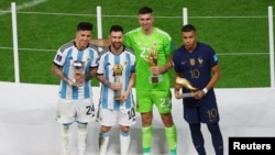 تیم ارجنتاین توپ نقره‌ای، طلایی و دستکش طلایی را نصیب شد.