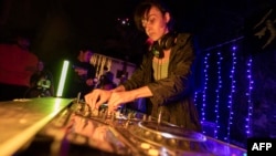 "Je ne suis pas la première DJ, mais je suis une des premières à avoir établi une entité autour de moi", explique A7ba-L-Jelly, DJ et productrice.