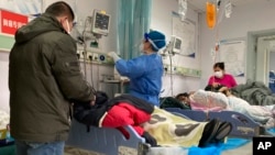 中國河北保定第二中心醫院的醫護人員正在護理病人。（2022年12月22日）